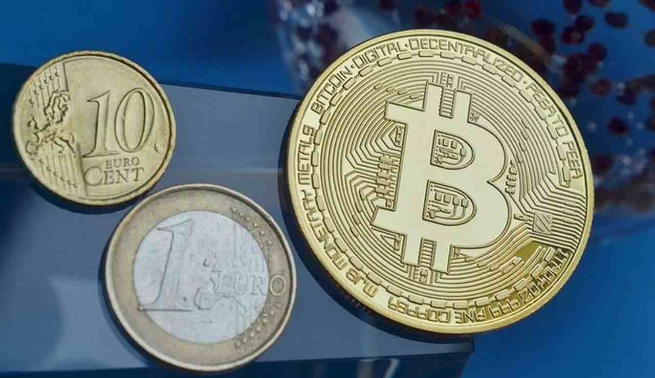 un gettone di Bitcoin e un paio di monete di euro