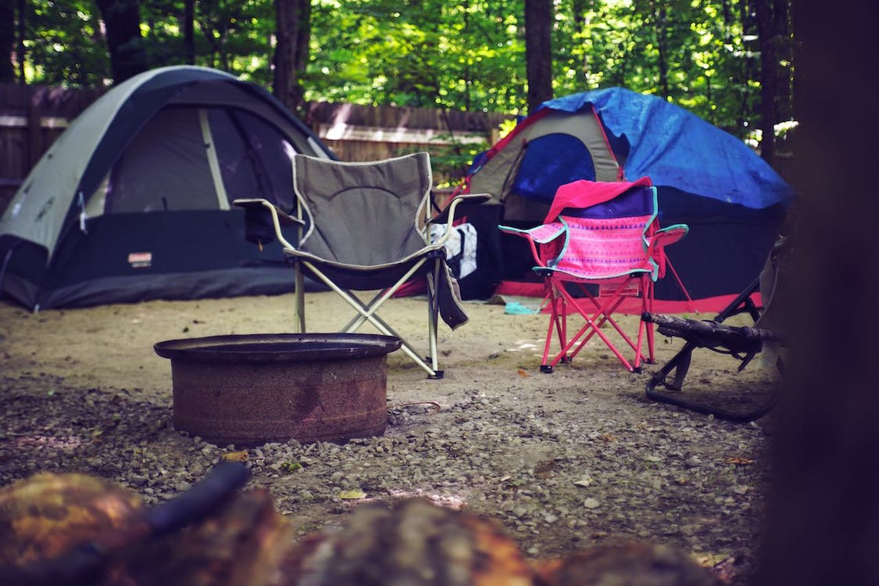 un paio di tende ad igloo tra gli alberi in un campeggio