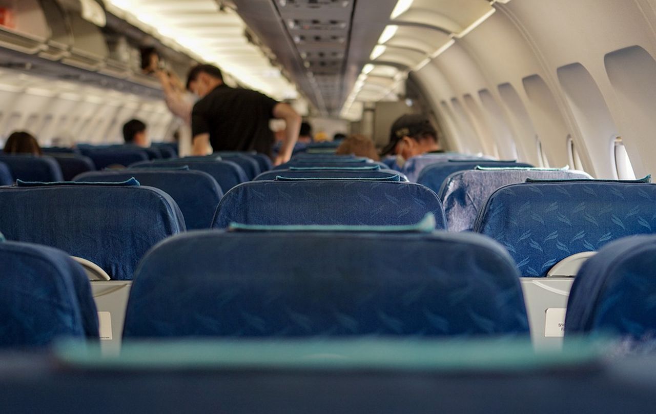 l'interno di un aereo passeggeri