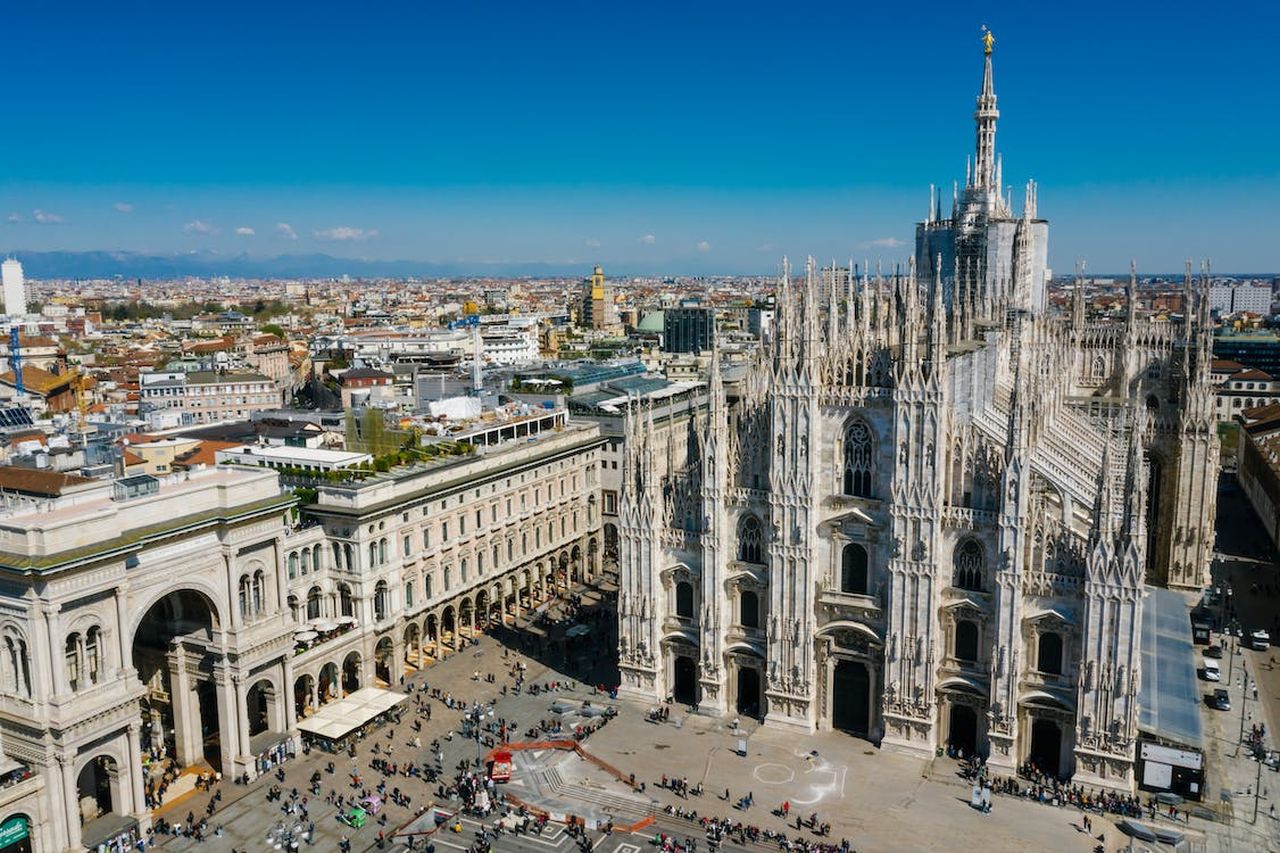 vista dall'alto di piazza del Duomo a Milano