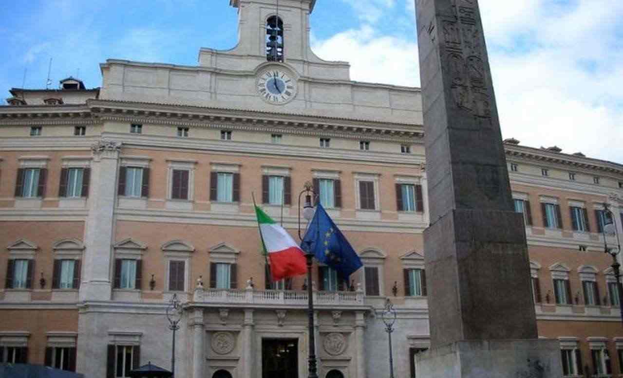palazzo del parlamento italiano con obelisco