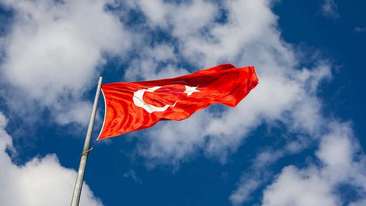 la bandiera della Turchia che sventola nel cielo