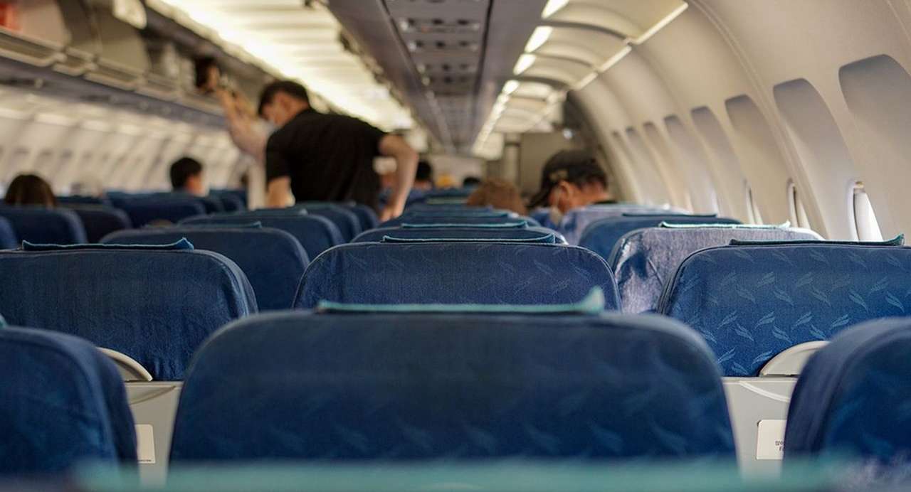 l'interno di un aereo passeggeri con molti posti liberi