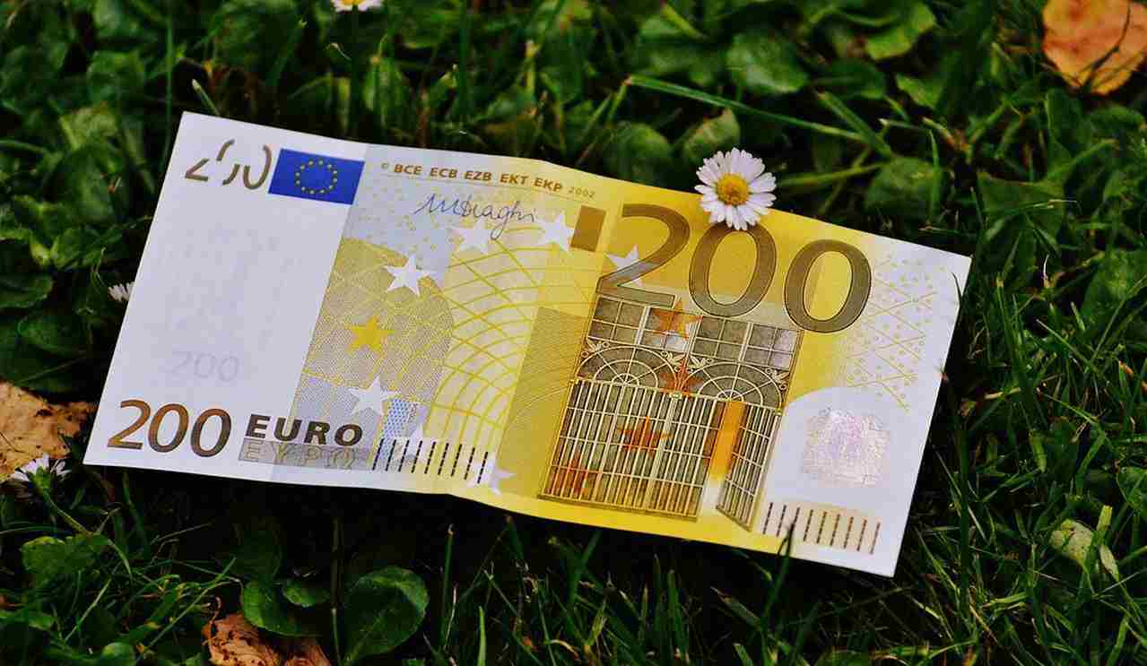 banconota da 200 euro posata sull'erba