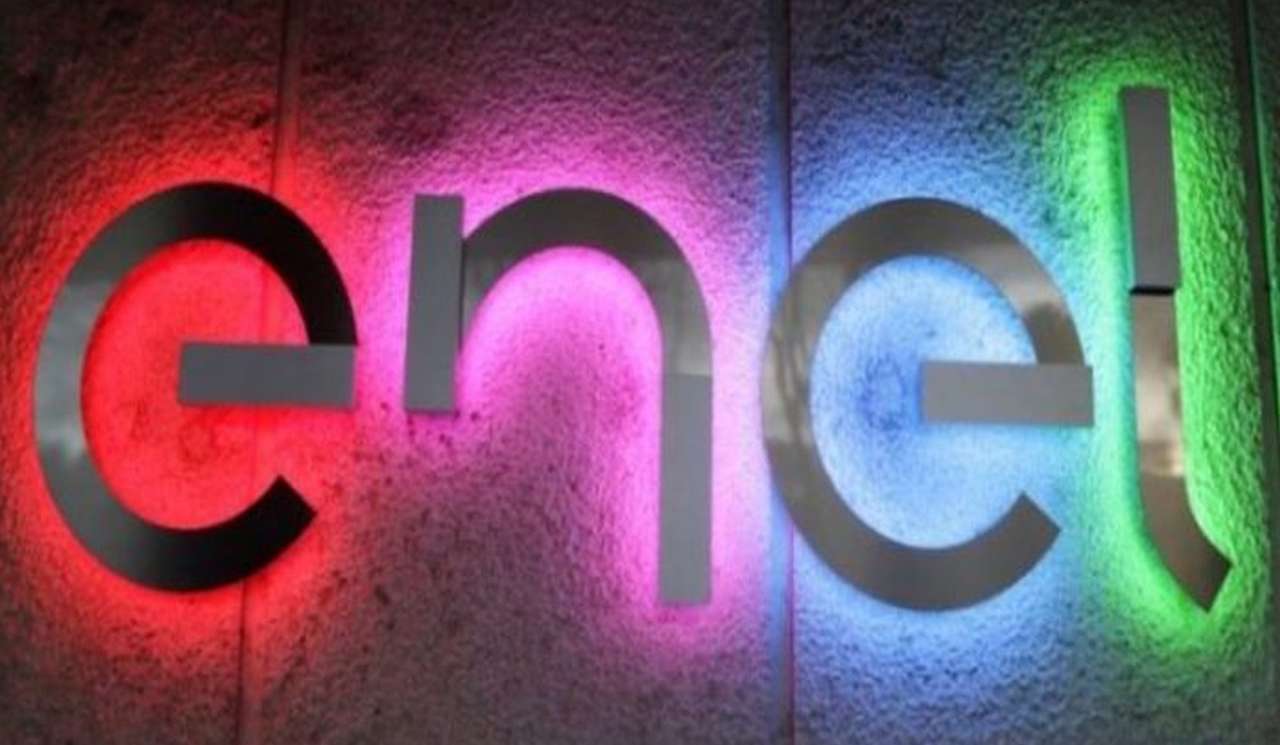 il logo di enel con luci al neon di un colore diverso per ogni lettera