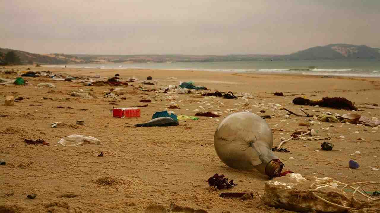 una spiaggia con diversi rifiuti sparsi ovunque