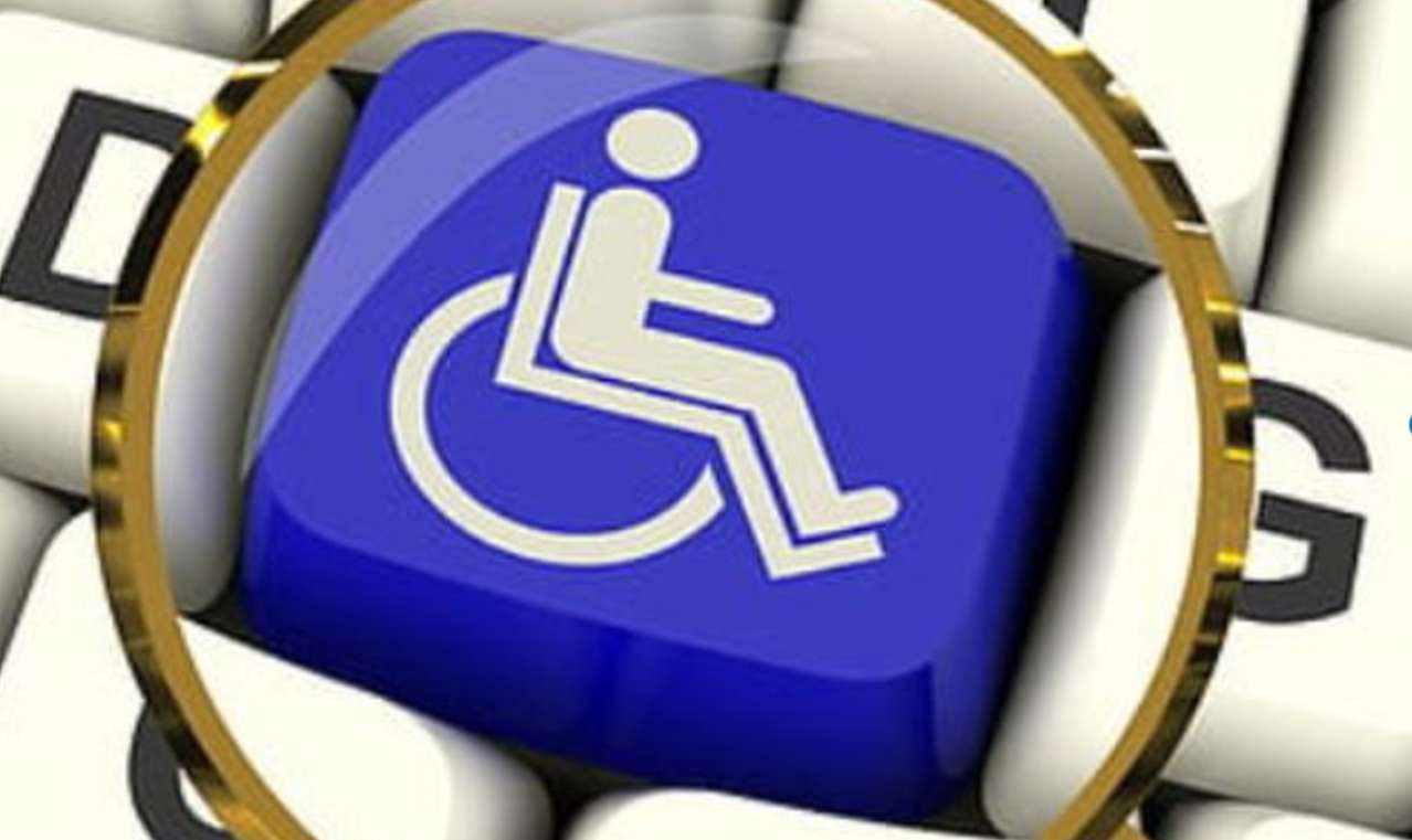 il simbolo riferito a persone con disabilità sul tasto di una tastiera