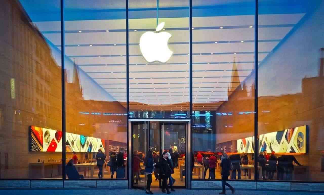 il simbolo della mela di Apple campeggia sulla vetrata di un palazzo durante una convention