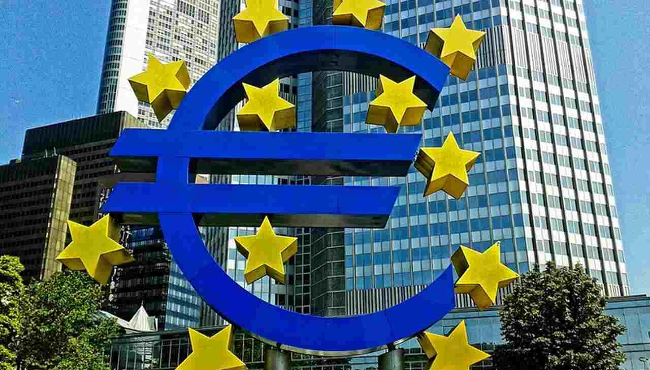palazzo della BCE con simbolo dell'euro