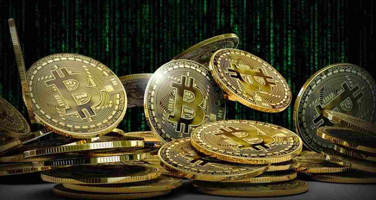diverse monete di Bitcoin ammucchiate su un piano