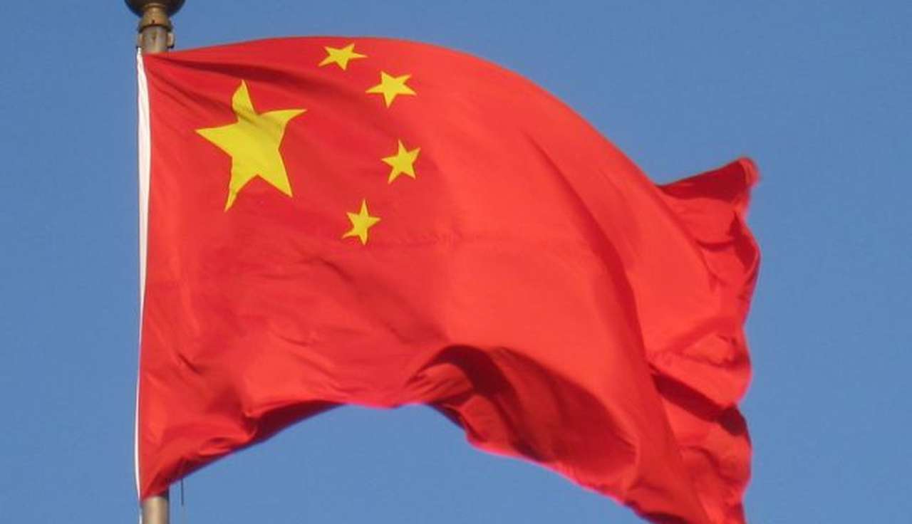 la bandiera della Cina si staglia nel cielo azzurro