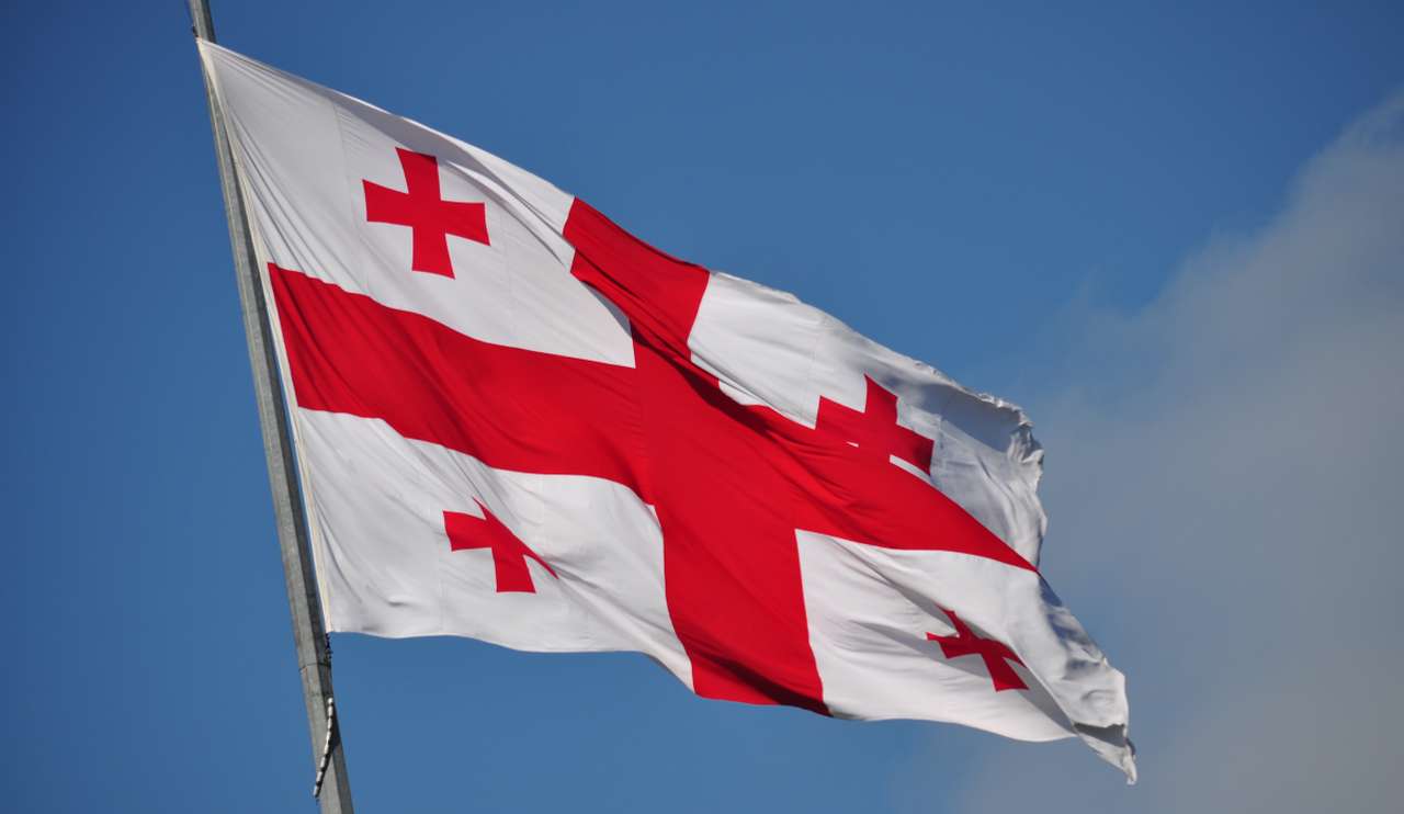 bandiera della Georgia che sventola nel cielo azzurro