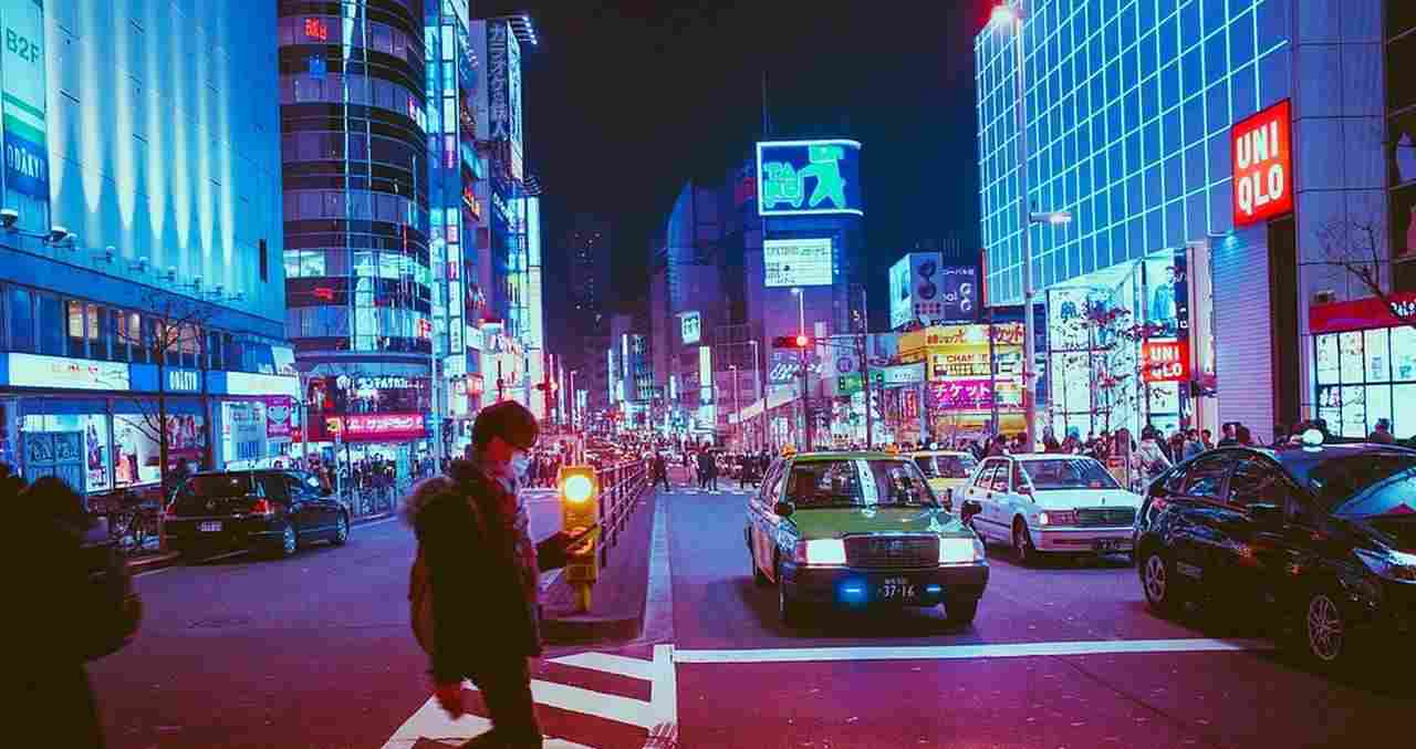 una metropoli giapponese di notte