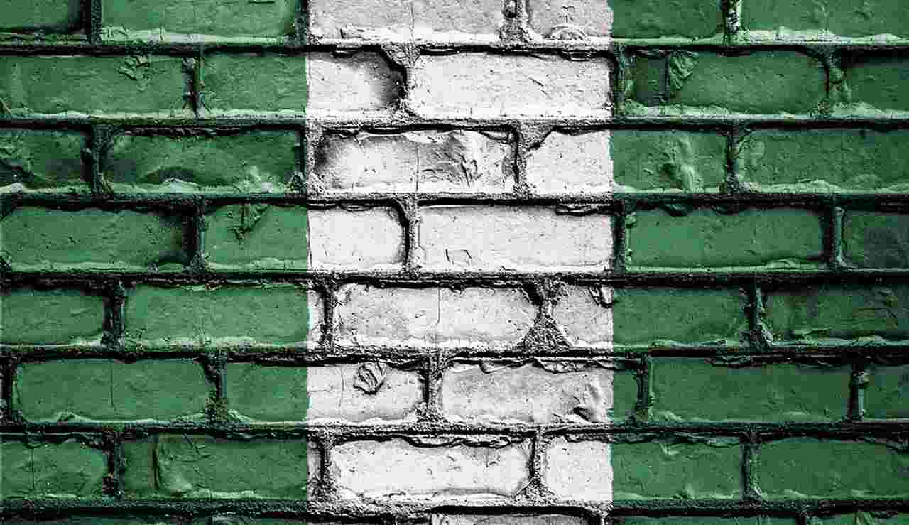 colori della bandiera della Nigeria che coprono un muretto di mattoni