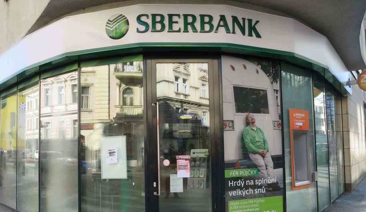 la vetrata di una delle sedi di Sberbank