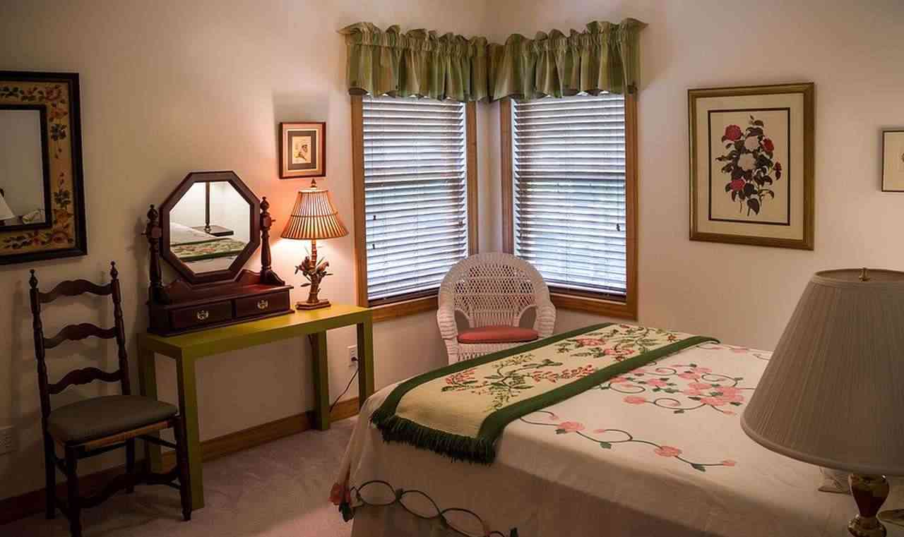 una camera da letto in stile rustico semplice