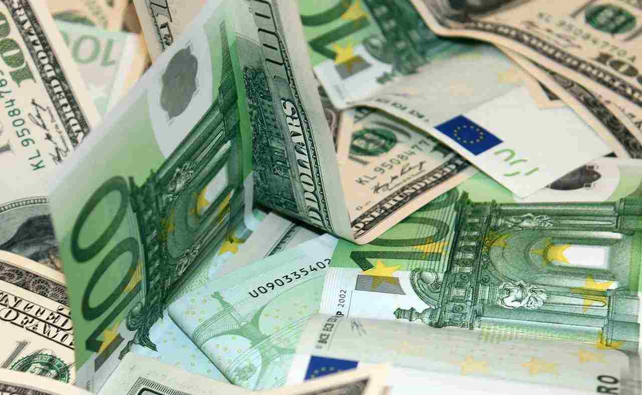 diverse banconote di euro e di dollari in tagli da 100