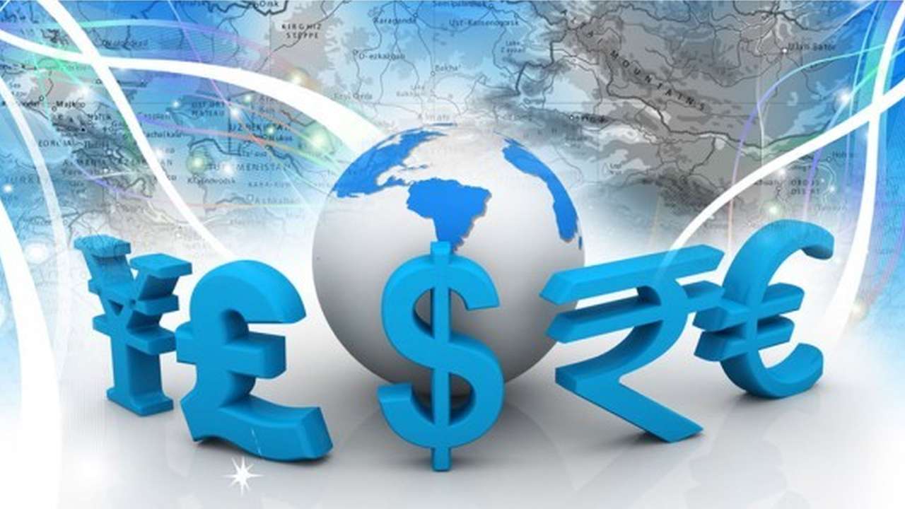i simboli di alcune valute fiat e nello sfondo una grafica che rappresenta il globo