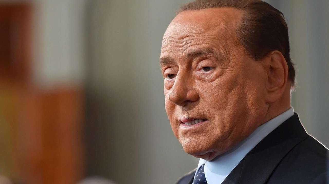 un primissimo piano di Silvio Berlusconi