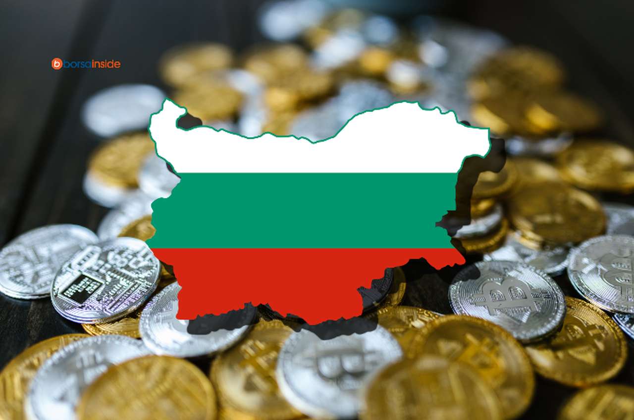 la bandiera della Bulgaria sagomata sui confini dello Stato, e nello sfondo svariate monete di Bitcoin