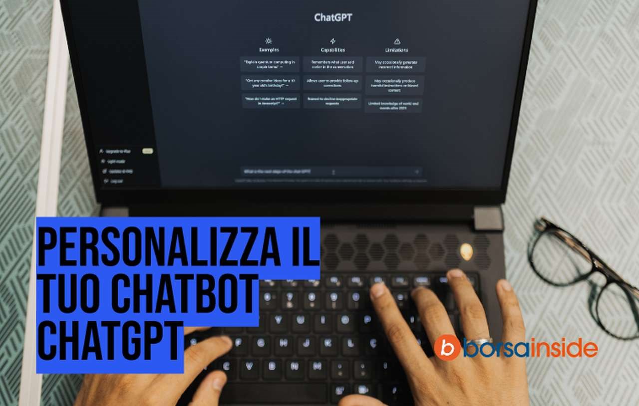 le mani di un uomo che digitano sulla tastiera di un laptop durante l'utilizzo di ChatGPT