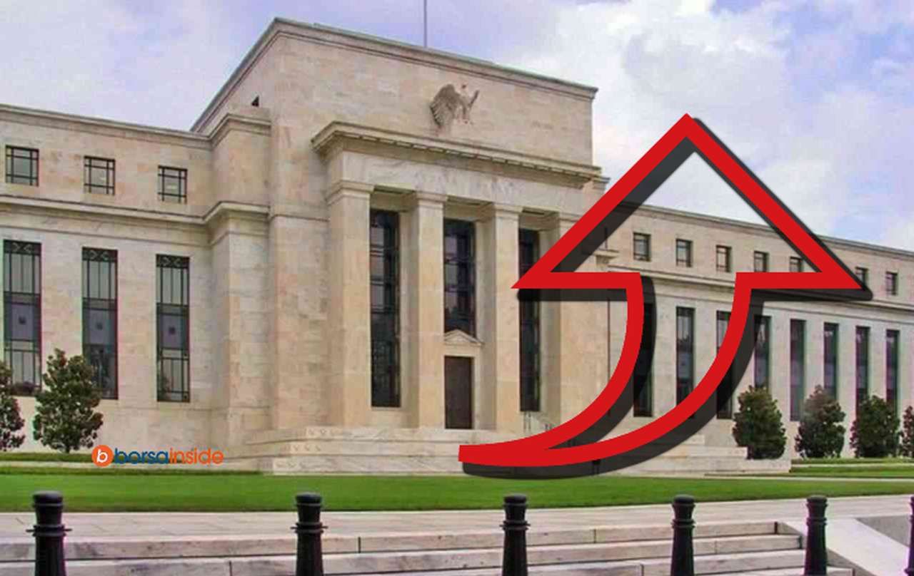la sede della Federal Reserve, e in sovrimpressione una freccia che indica verso l'alto