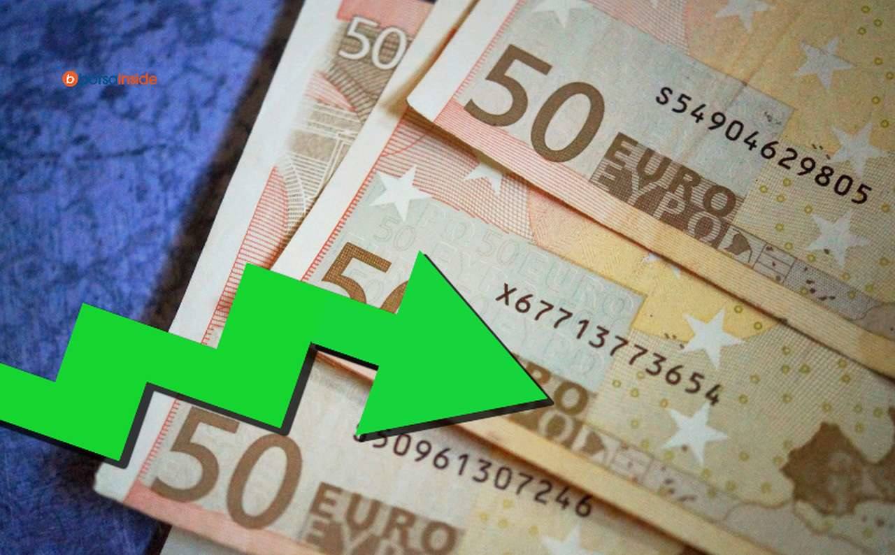 alcune banconote da 50 euro e una freccia verde