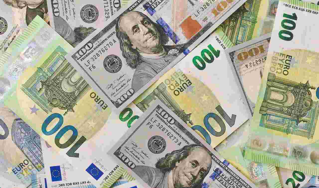 banconote di euro e dollari in tagli da 100
