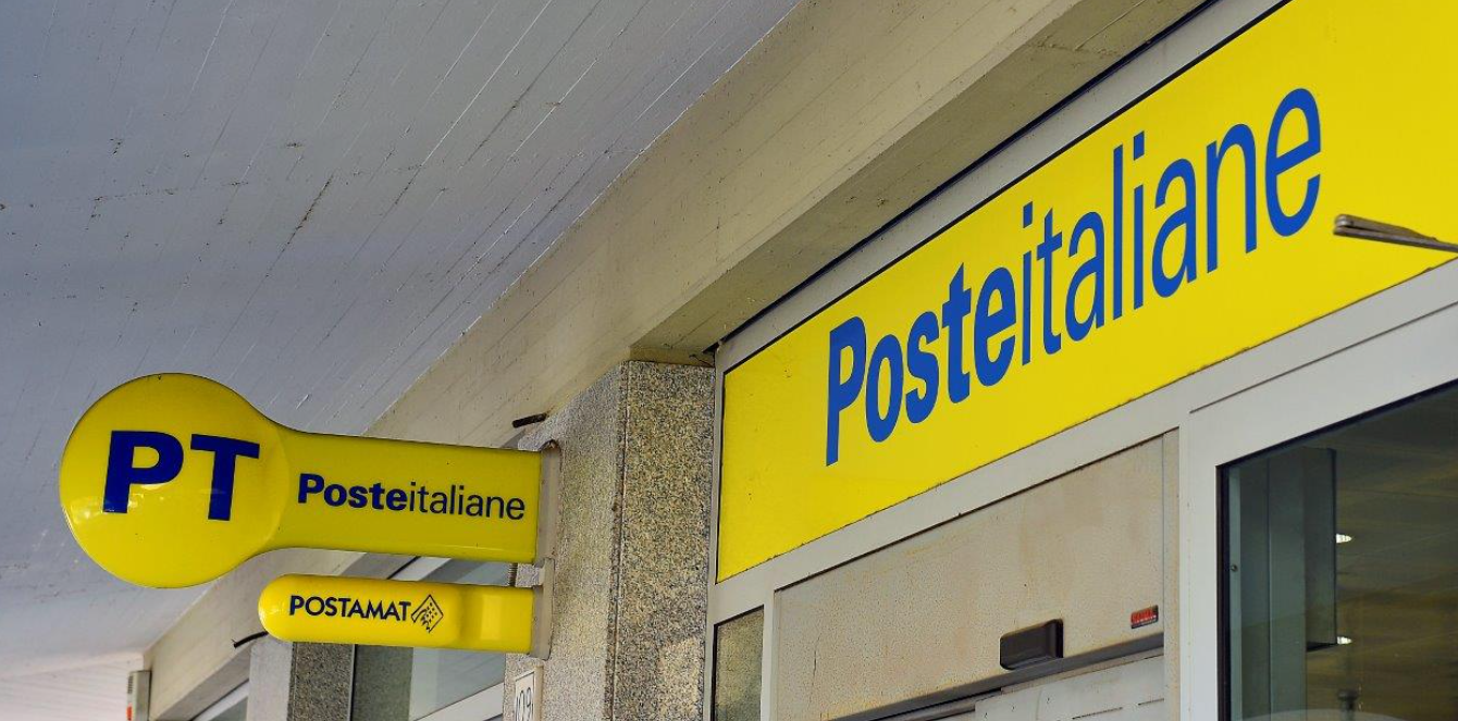 insegne di Poste Italiane in un ufficio postale