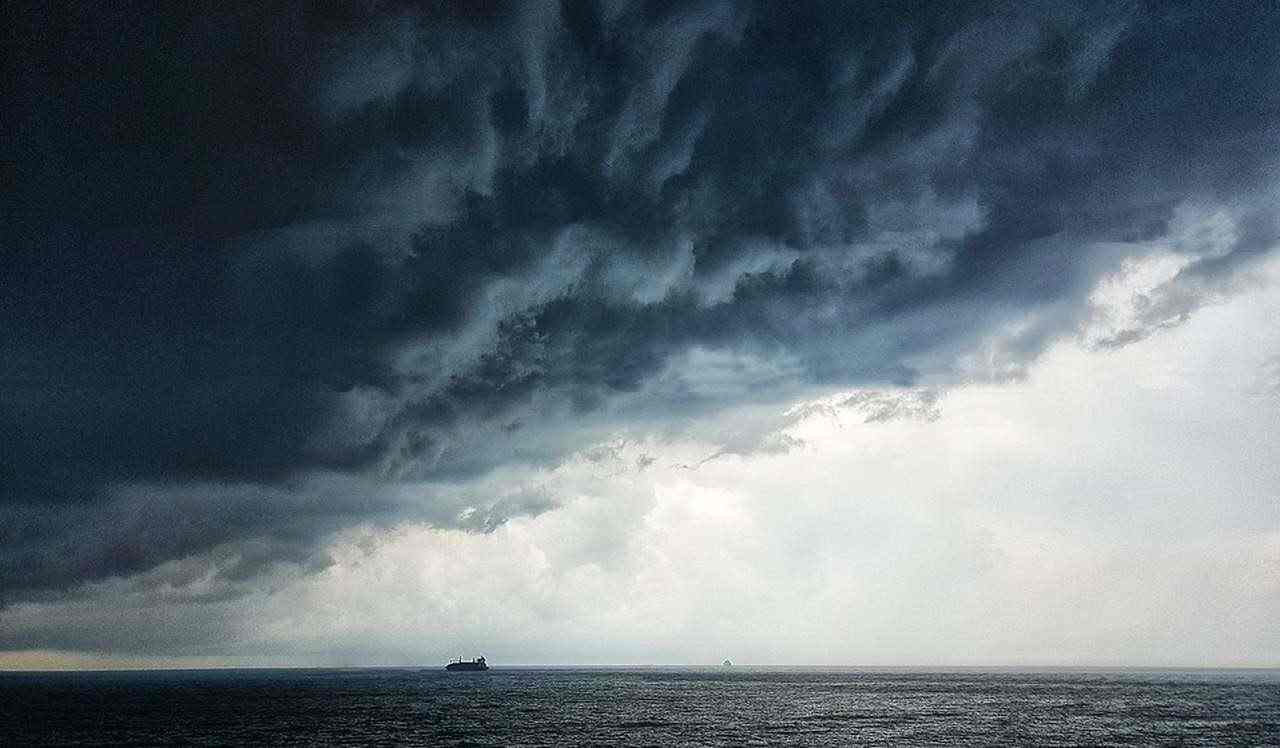 nubi temporalesche in arrivo in mare aperto