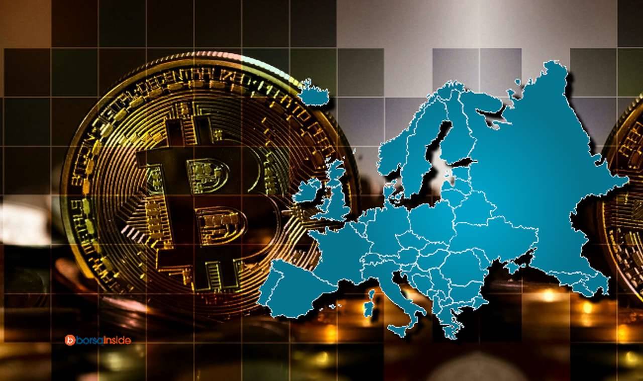 una moneta di Bitcoin e la cartina dell'Europa