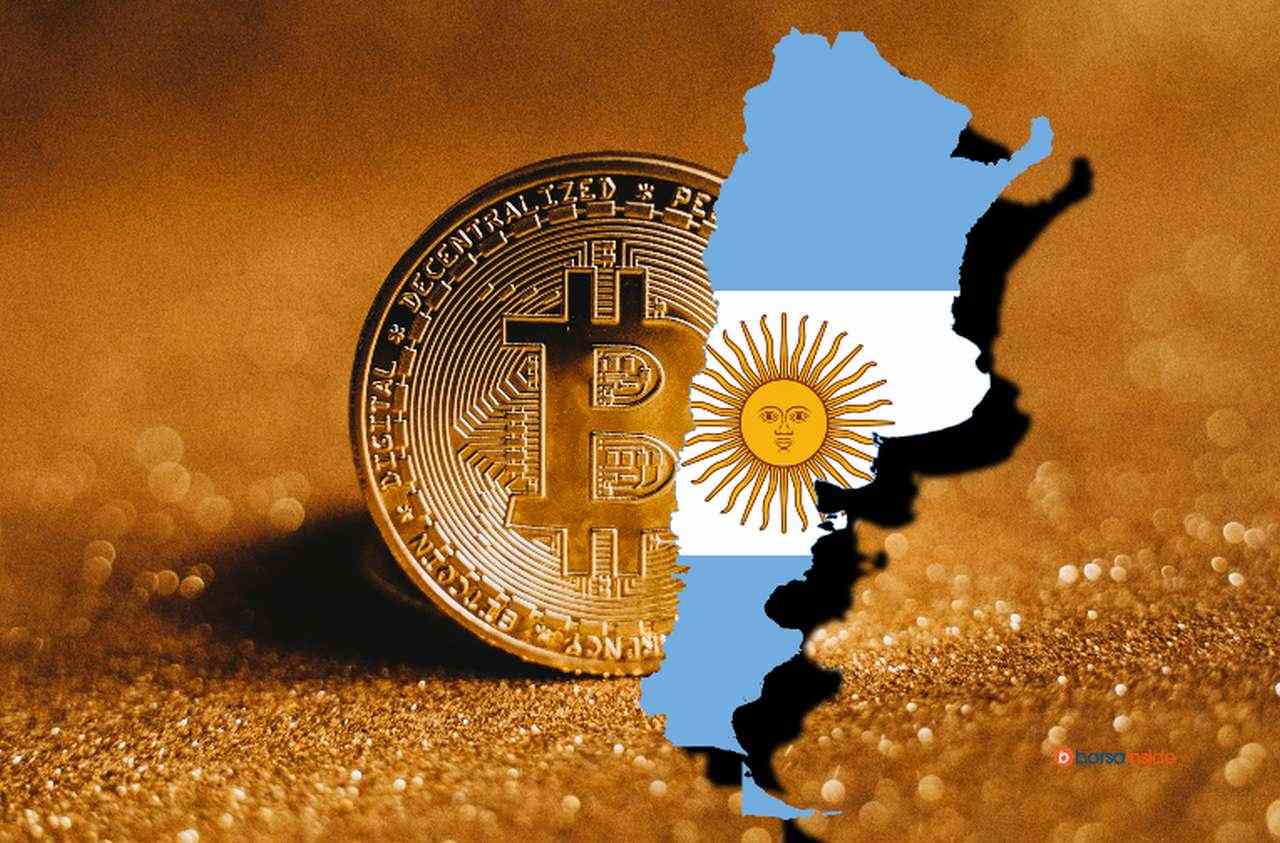 una moneta di Bitcoin su sfondo dorato e la cartina dell'Argentina coi colori della bandiera