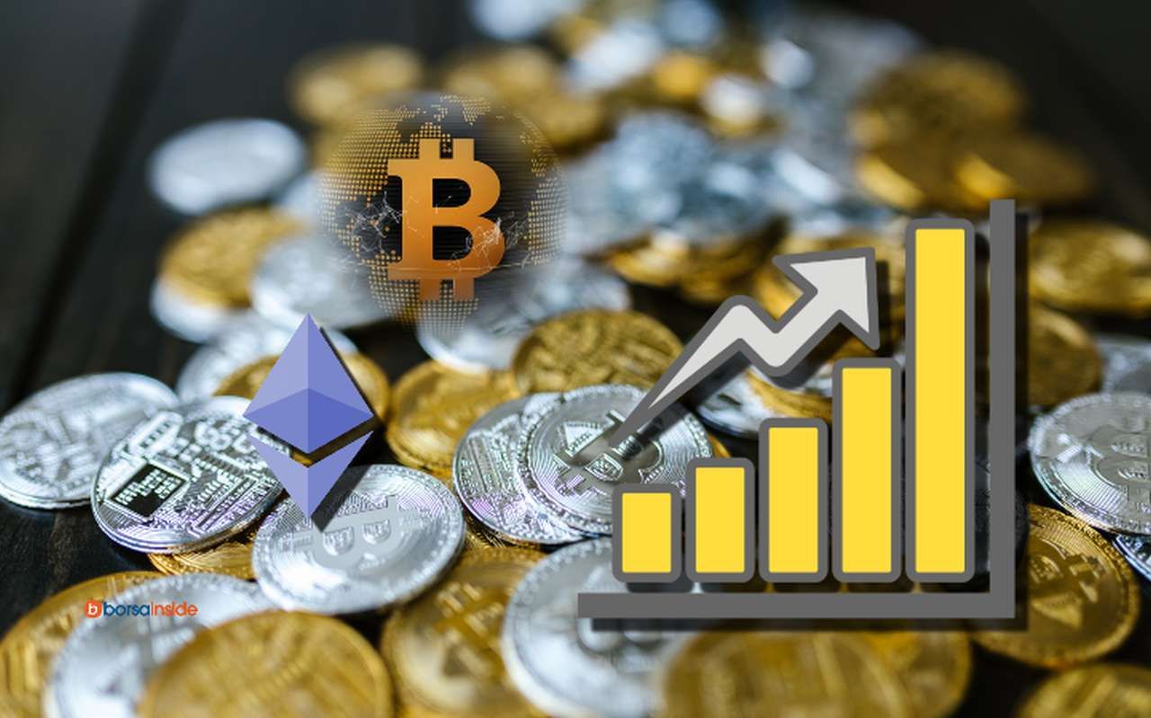 diverse monete crypto su un piano e il simbolo di Bitcoin ed Ethereum insieme a un grafico