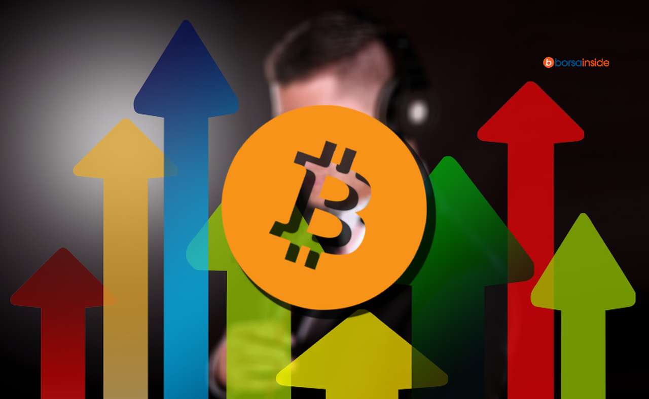 varie frecce di diversi colori che puntano verso l'alto, e il logo di Bitcoin in sovrimpressione al centro