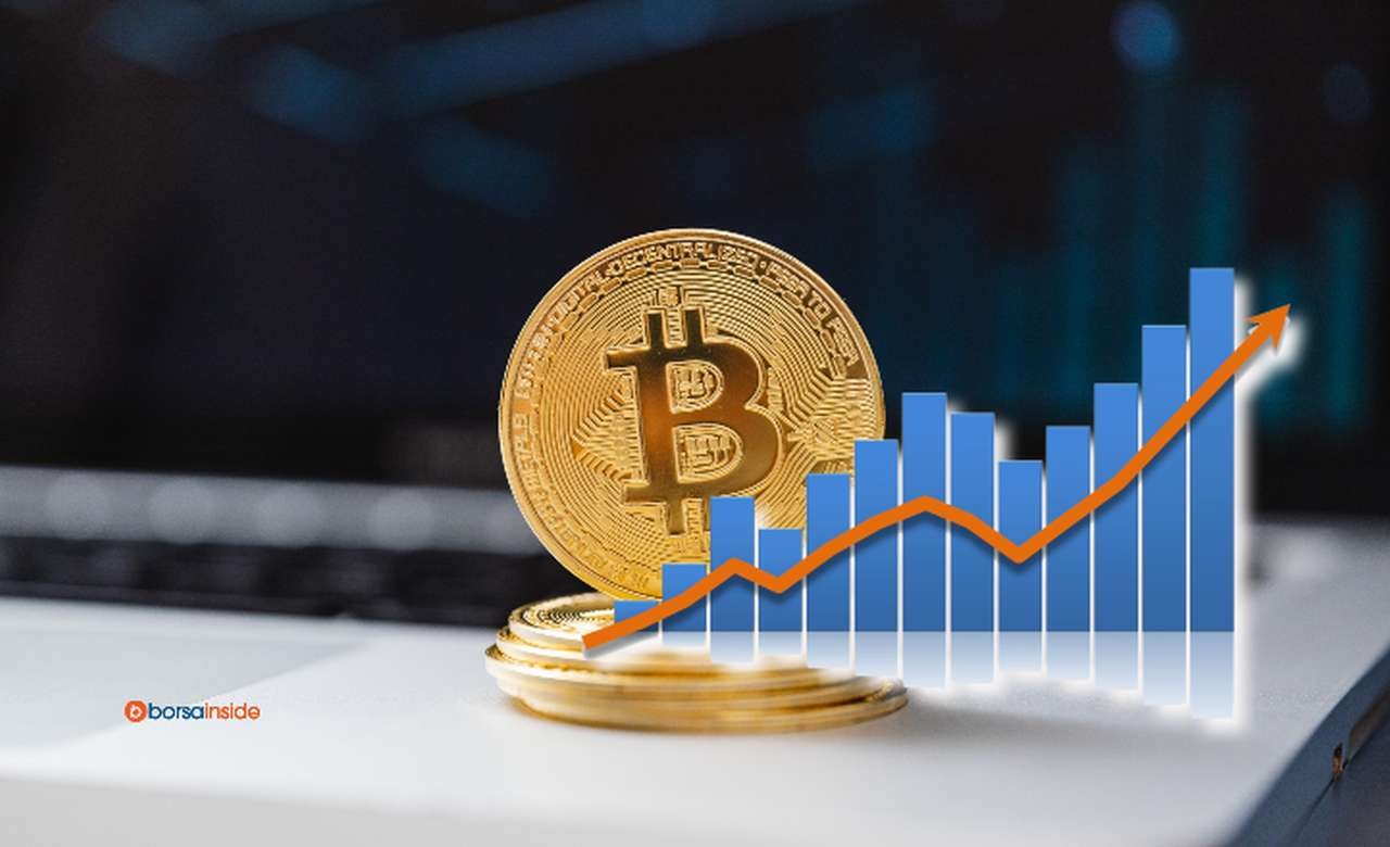 una moneta di Bitcoin e un grafico che indica rialzo