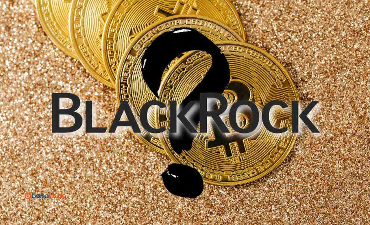 alcune monete di Bitcoin, il logo di BlackRock e un punto interrogativo