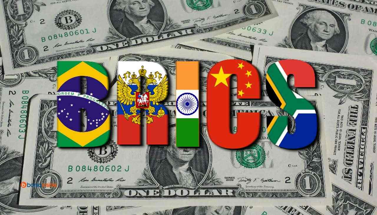 La scritta BRICS campeggia su alcune banconote di dollari USA