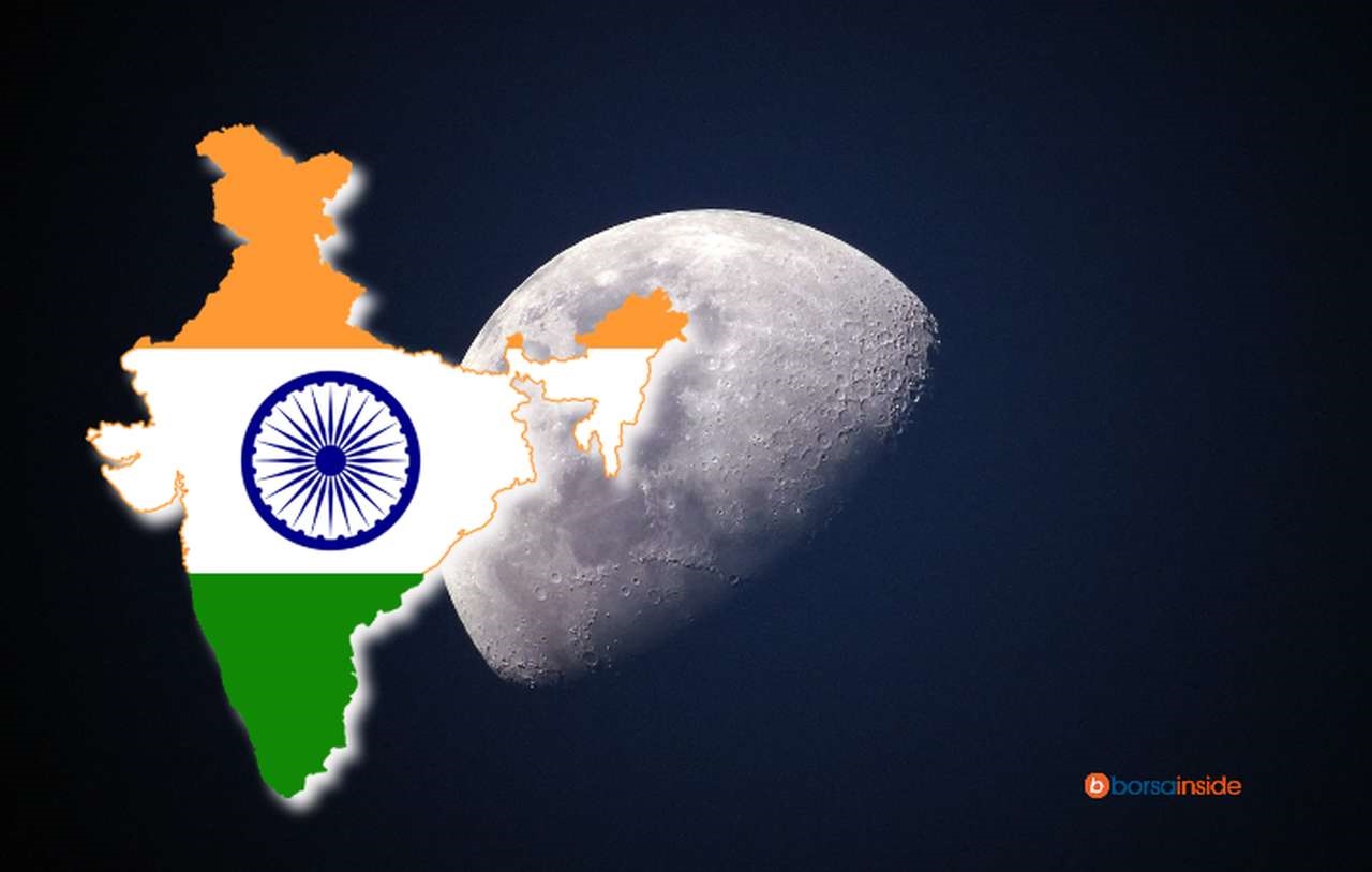 la luna e la cartina dell'India coi colori della bandiera nazionale