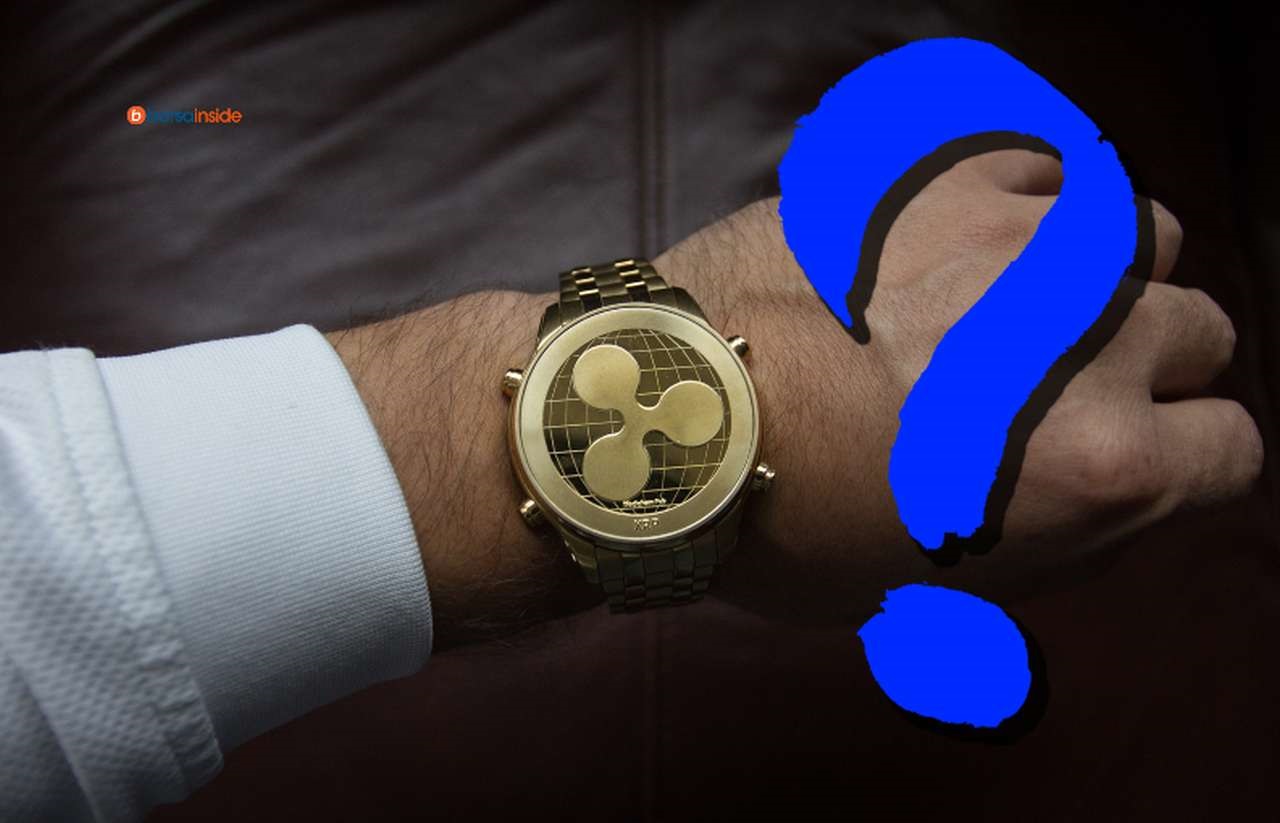 un orologio con il logo di Ripple al polso di un uomo, e un punto interrogativo in sovrimpressione