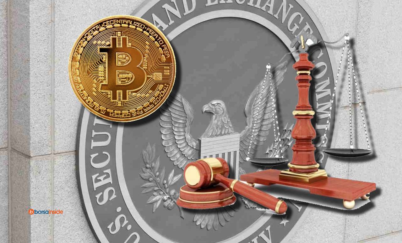 Lo stemma della Sec scolpito su pietra, e in sovrimpressione bilancia e martelletto con una moneta di Bitcoin
