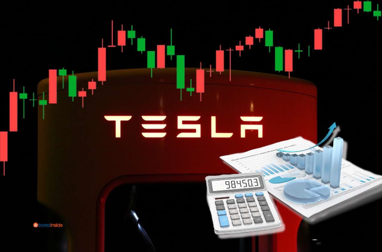la scritta Tesla, con un grafico e una calcolatrice in sovrimpressione