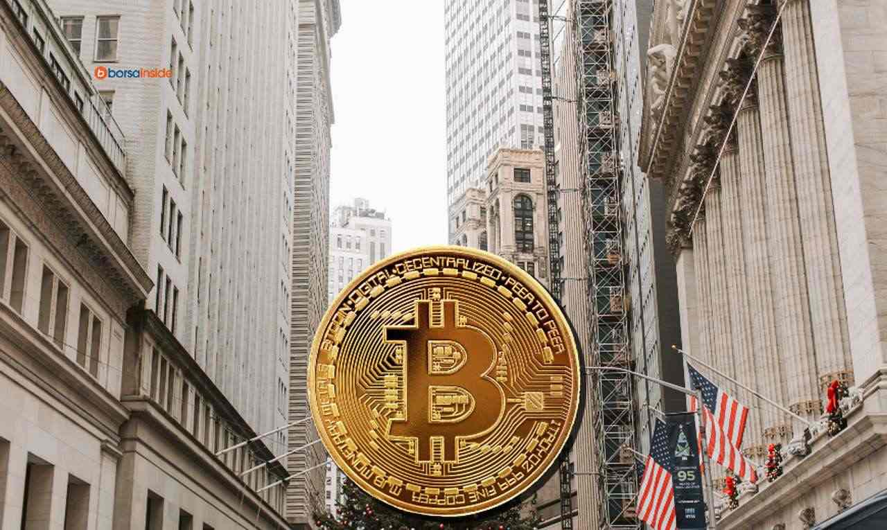 La strada di Wall Street e una moneta di Bitcoin in sovrimpressione