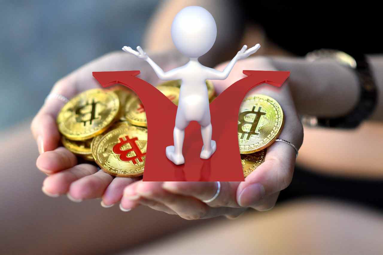 monete bitcoin in mano