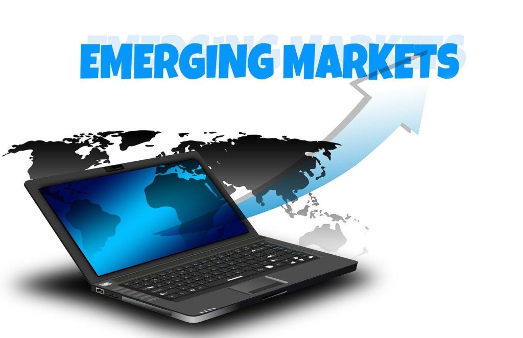 laptop e scritta mercati emergenti