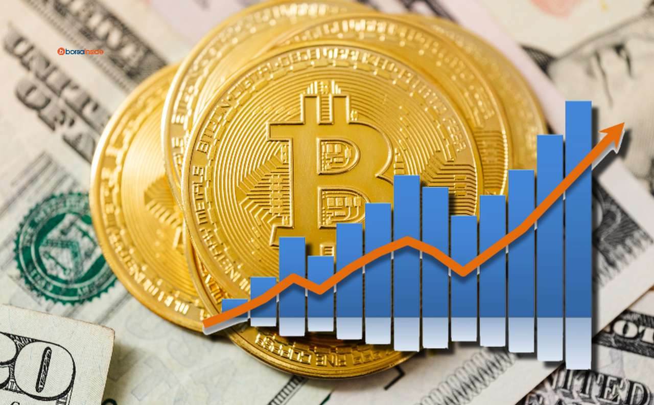 alcune monete di Bitcoin con delle banconote di dollari sotto e un grafico in sovrimpressione
