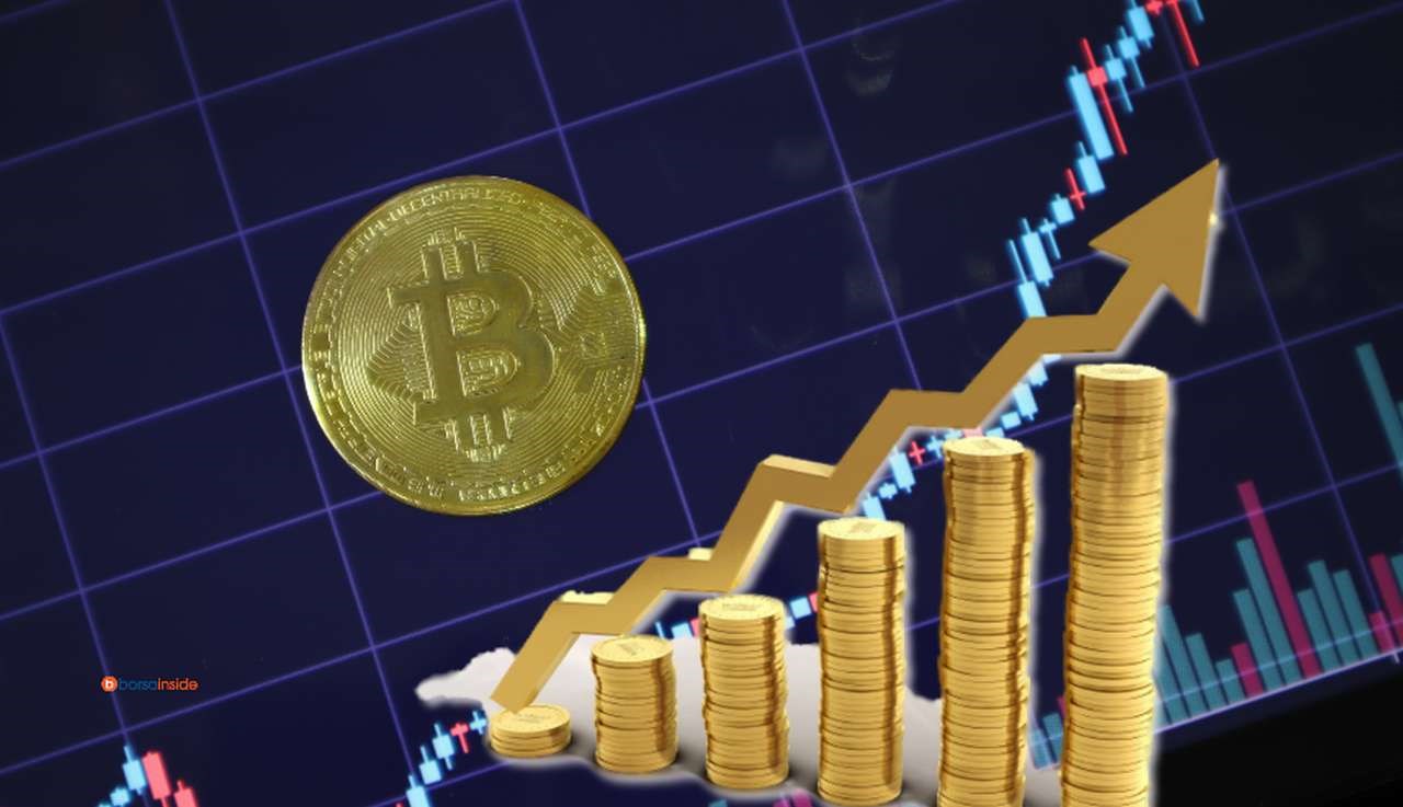 una moneta di Bitcoin su un grafico con l'andamento di prezzo e una freccia con delle colonne di monete