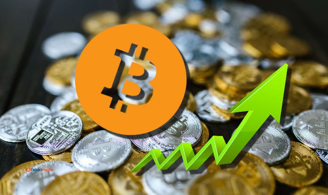 diverse monete di Bitcoin, il logo di BTC e una freccia verso l'alto