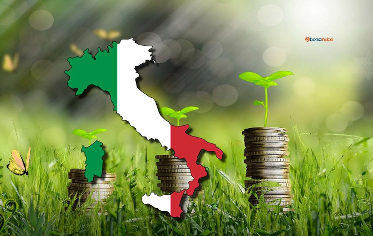 la bandiera dell'Italia racchiusa nei confini geografici del Paese e nello sfondo un prato con dei germogli su pile di monete