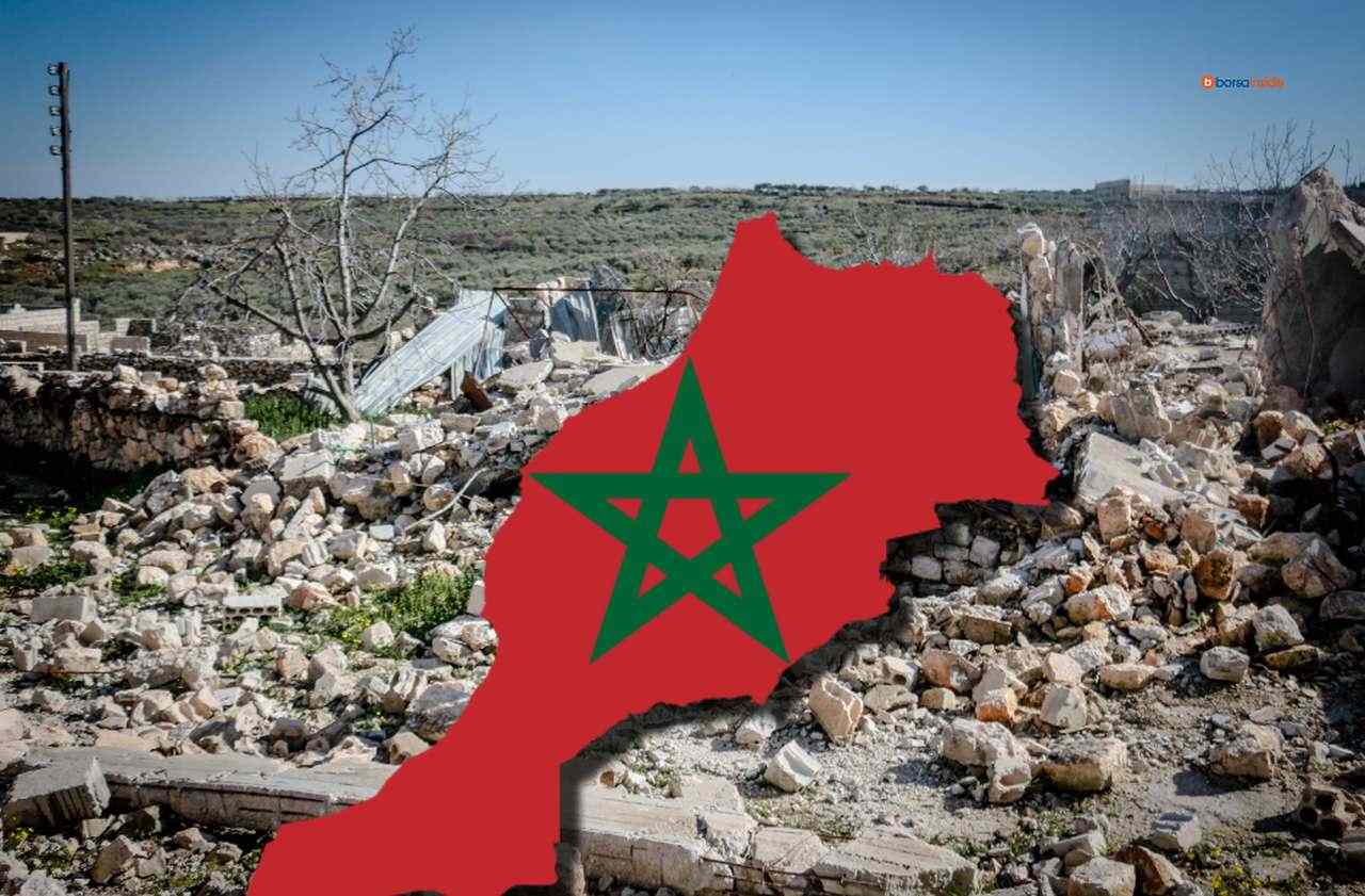 la porzione di un villaggio ridotta in macerie e la bandiera del Marocco racchiusa nei confini dello Stato
