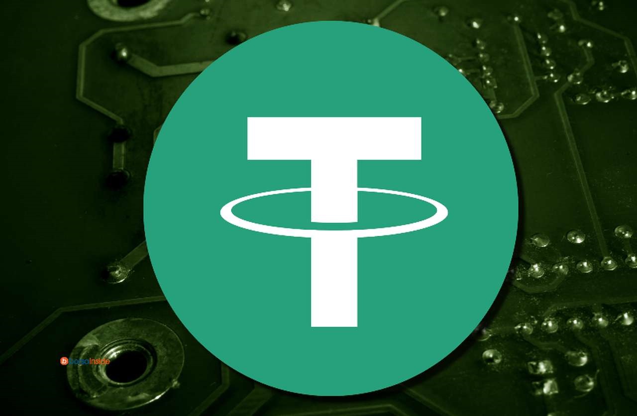 Il logo di Tether e una scheda elettronica sullo sfondo